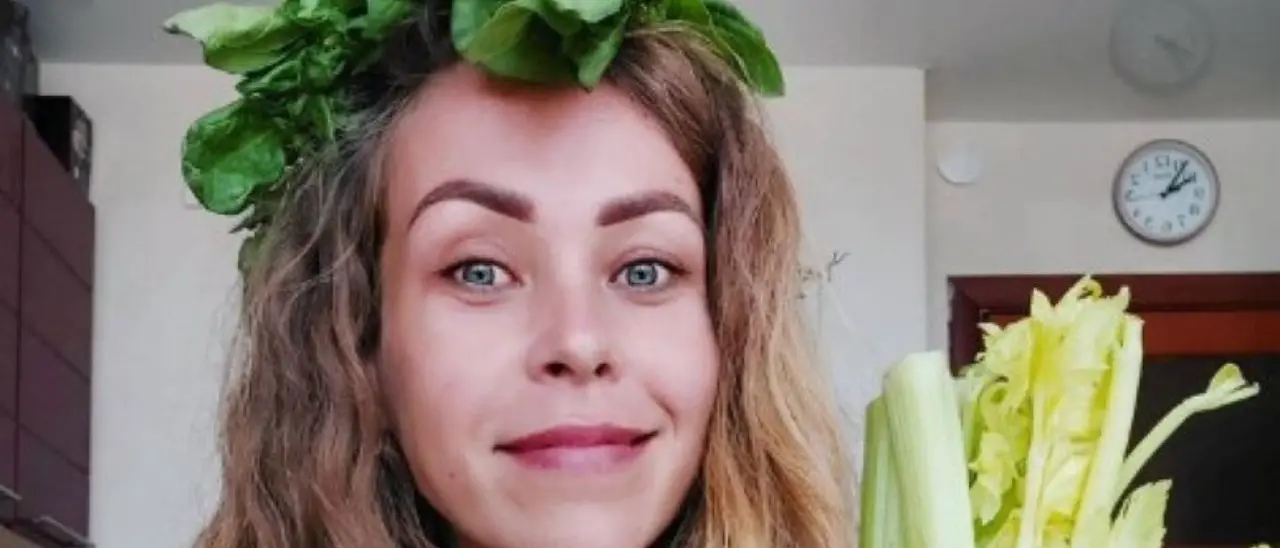 Da dieci anni mangiava solo frutta, verdura e germogli. L’influencer vegana è morta di fame a 39 anni