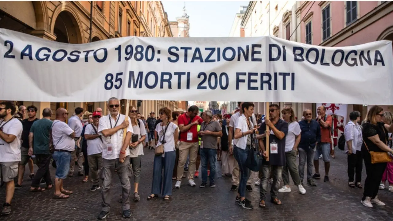 «Fu strage neofascista, depistaggi e coperture ignobili», Mattarella ricorda le bombe del 2 agosto a Bologna