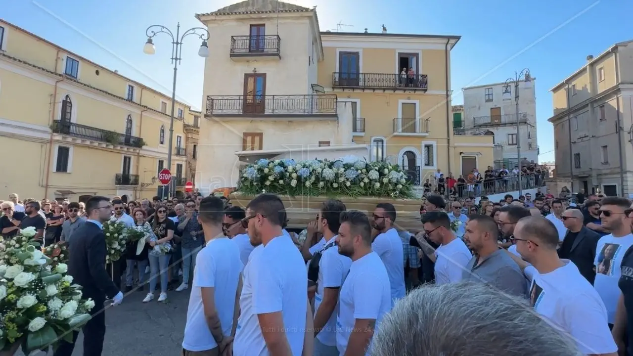 L’ultimo saluto a Carlo Laudone, il 26enne morto in un incidente a Corigliano