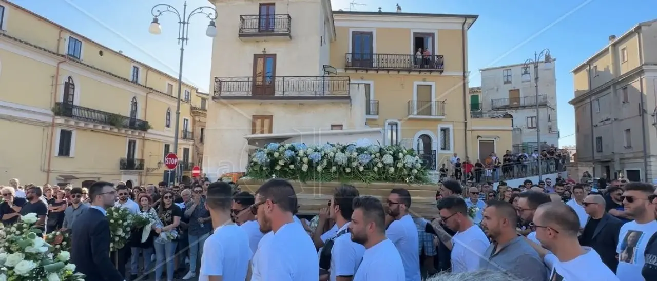 L’ultimo saluto a Carlo Laudone, il 26enne morto in un incidente a Corigliano