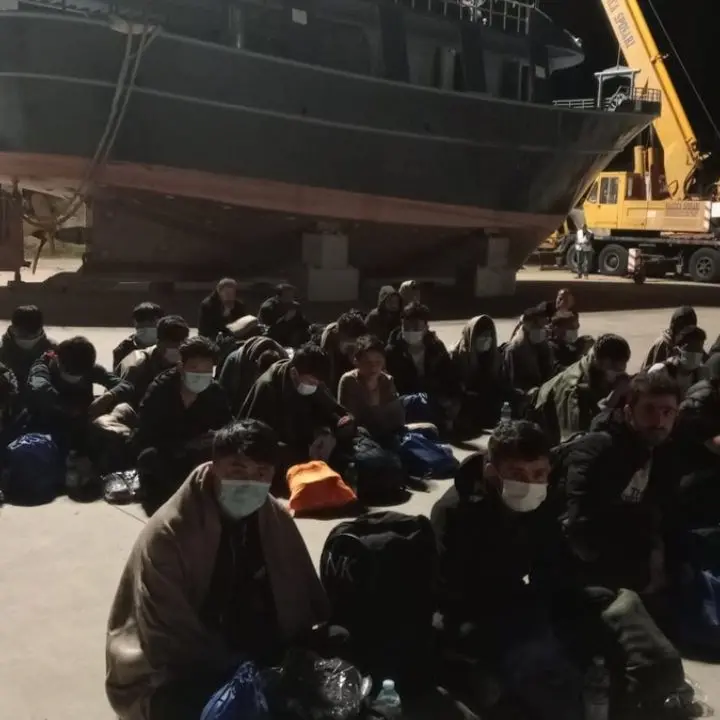 Nuovo sbarco a Roccella, 97 migranti soccorsi tra le onde: tra loro almeno una ventina di minori
