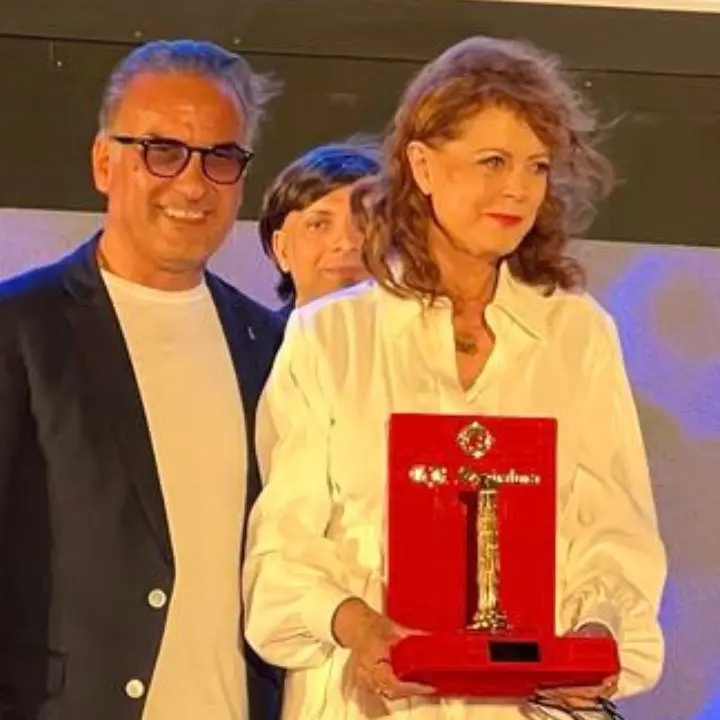 Magna Grecia Film Festival, il maestro orafo Peppe Spadafora ha premiato Susan Sarandon