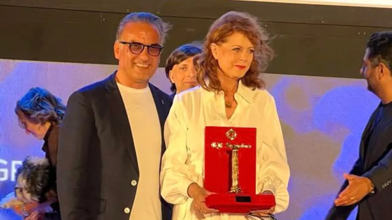 Magna Grecia Film Festival, il maestro orafo Peppe Spadafora ha premiato Susan Sarandon