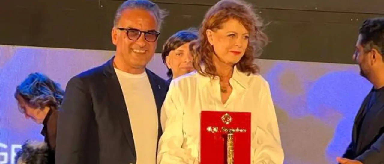Magna Grecia Film Festival, il maestro orafo Peppe Spadafora ha premiato Susan Sarandon