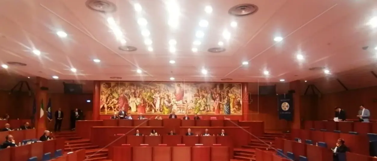 Passa la riforma sui Consorzi di bonifica, Occhiuto fa l’en plein: toglie la fiducia e raccoglie 23 voti con Afflitto (M5S) e Laghi (deMa)