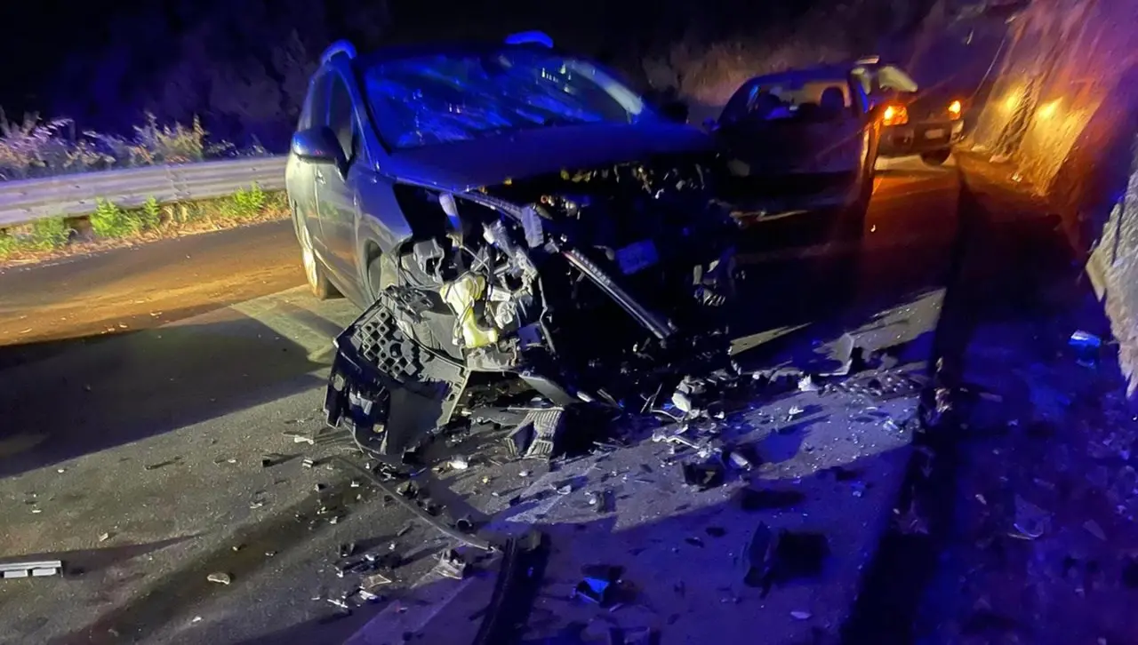 Incidente stradale nel Vibonese, violento scontro fra tre auto sulla statale 18 a Pizzo