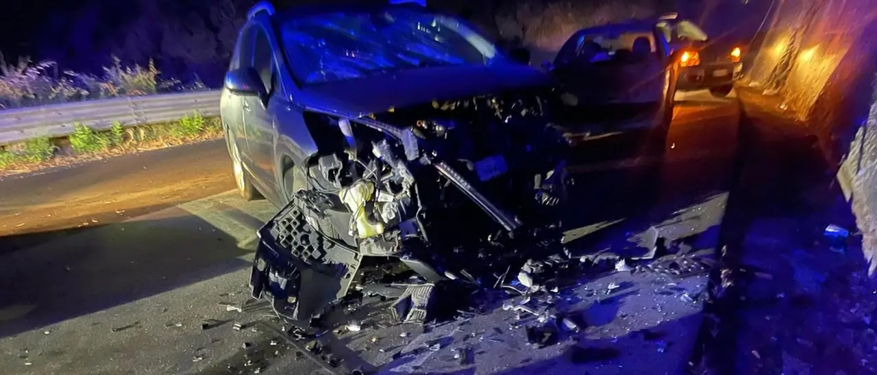 Incidente stradale nel Vibonese, violento scontro fra tre auto sulla statale 18 a Pizzo