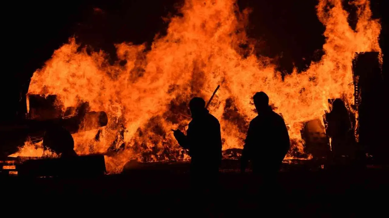 In Calabria il più alto numero di incendi dolosi rispetto al numero di abitanti: così la ’ndrangheta danneggia anche il clima