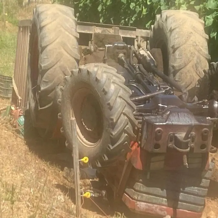 Tragedia nel Catanzarese, si ribalta con il trattore e resta schiacciato: muore 75enne
