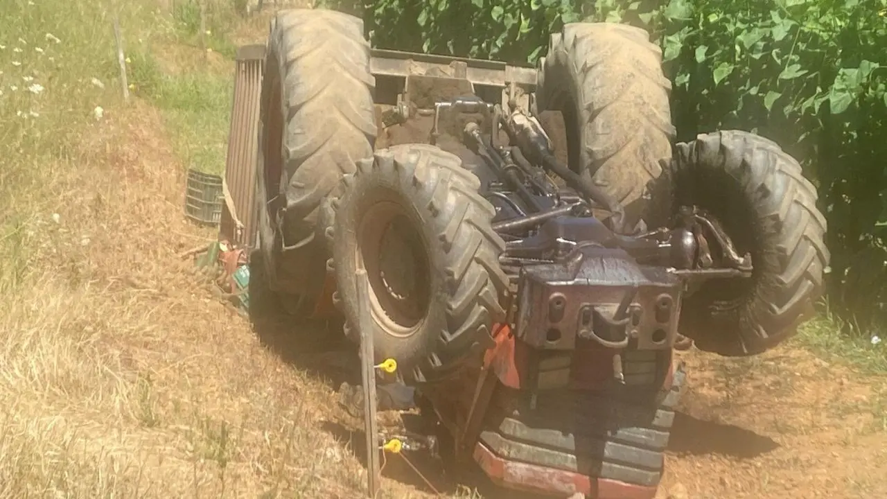 Tragedia nel Catanzarese, si ribalta con il trattore e resta schiacciato: muore 75enne