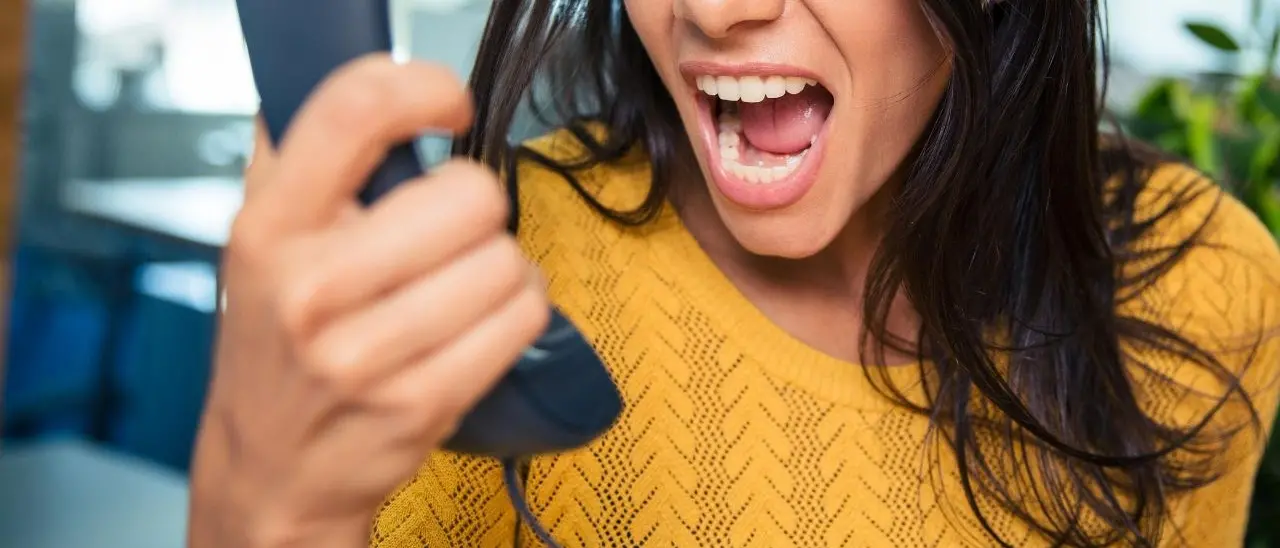 «La droga devi mettertela nel c...o. Lascia stare mio figlio»: la mamma intercettata contro uno spacciatore di Cosenza