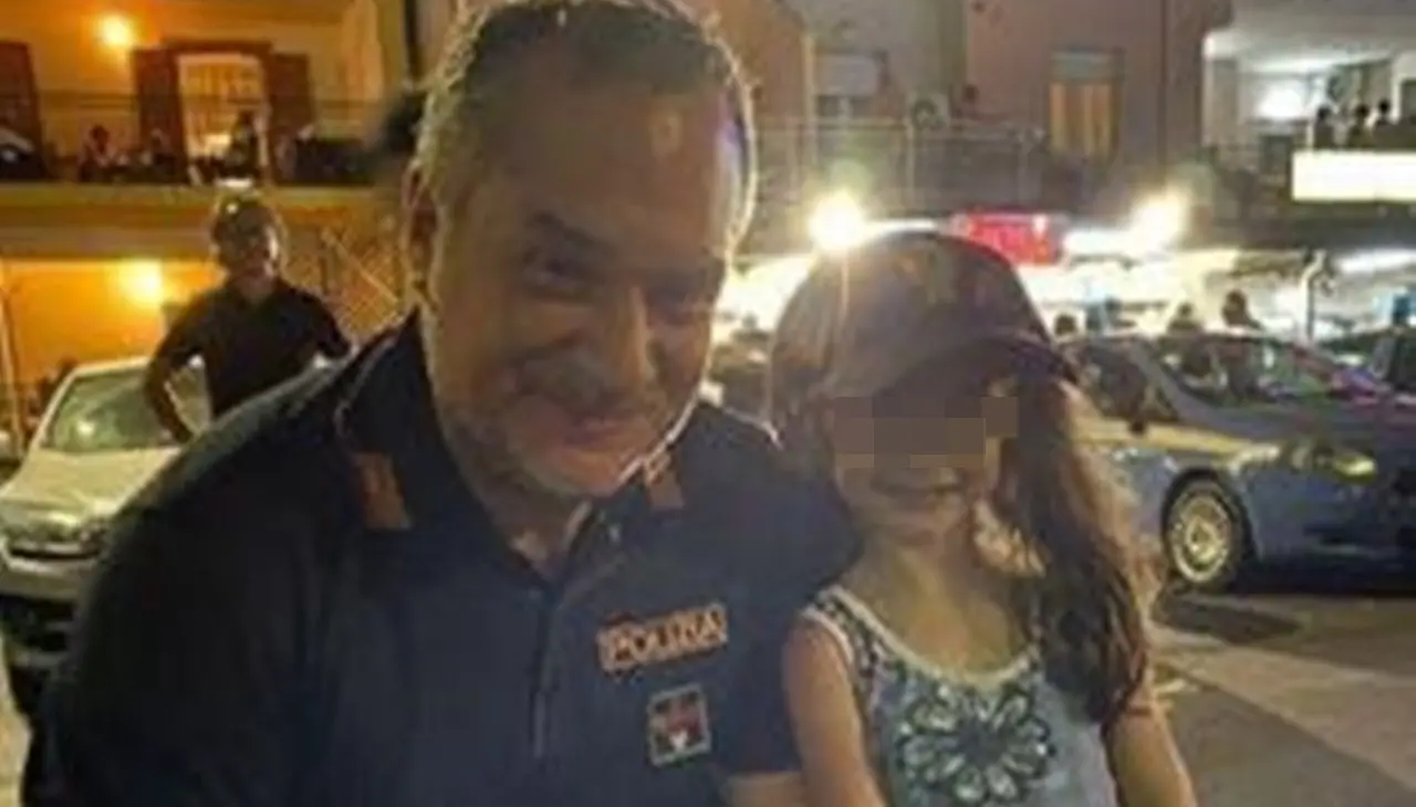 Corigliano, il gesto del poliziotto che ha reso felice una bimba: «Grazie, siete i supereroi di tutti i noi»
