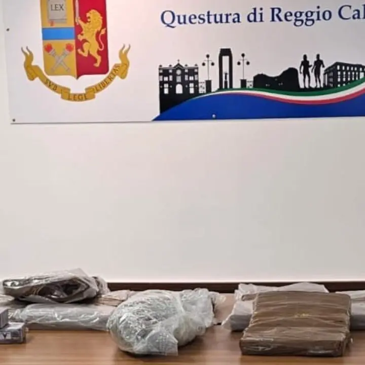 Era pronto a prendere il traghetto da Villa con 65 chili di hashish, arrestato 28enne