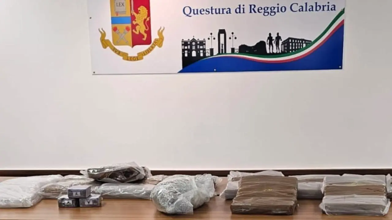 Era pronto a prendere il traghetto da Villa con 65 chili di hashish, arrestato 28enne