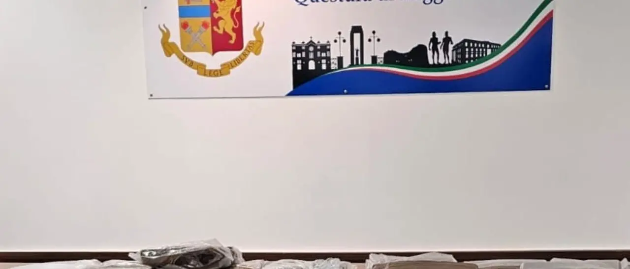 Era pronto a prendere il traghetto da Villa con 65 chili di hashish, arrestato 28enne