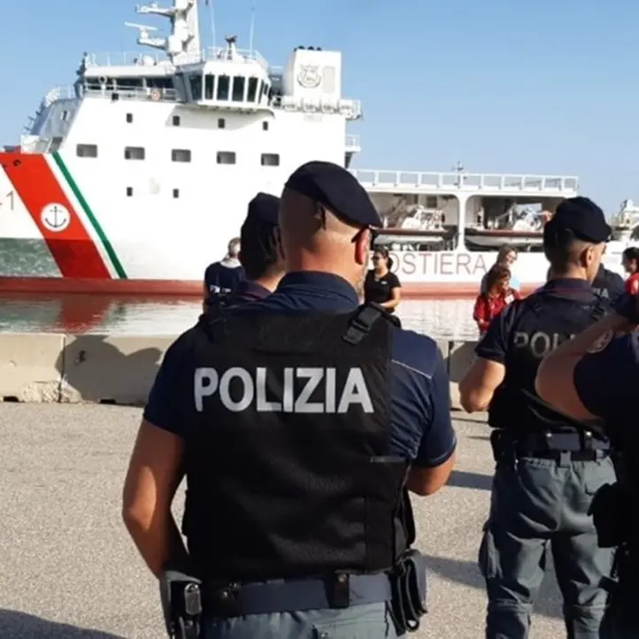 Nuovo sbarco di migranti a Crotone, poliziotti donano giocattoli ai bambini