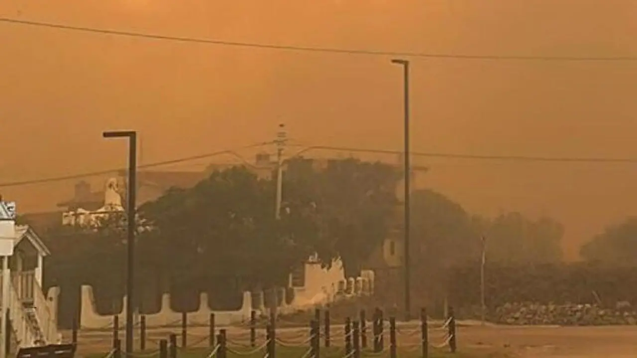 Incendi, brucia la Sardegna: 600 persone evacuate, il fuoco alimentato dal forte vento di maestrale