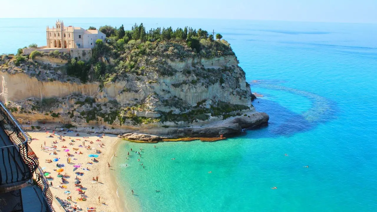 Violazioni in un lido di Tropea, scattano le sanzioni e la denuncia del titolare