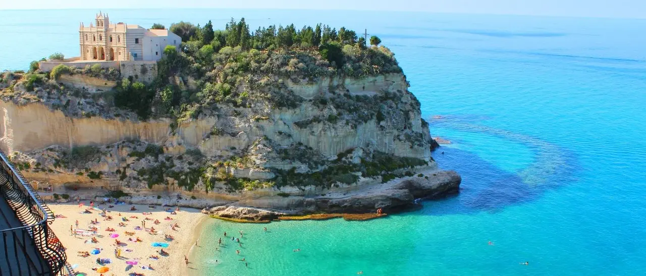 Violazioni in un lido di Tropea, scattano le sanzioni e la denuncia del titolare