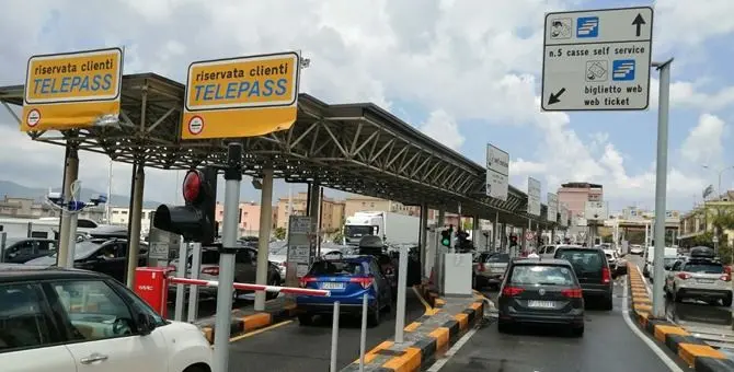 Due ore di attesa per imbarcarsi verso la Sicilia, chiuso lo svincolo di Villa San Giovanni per chi proviene da Reggio