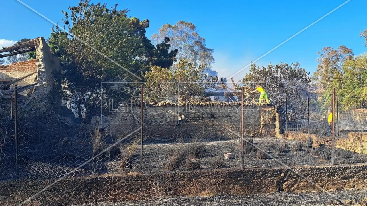 Incendio a Villapiana, il forte vento ostacola i soccorsi aerei. Il sindaco Montalti: «Situazione allarmante»