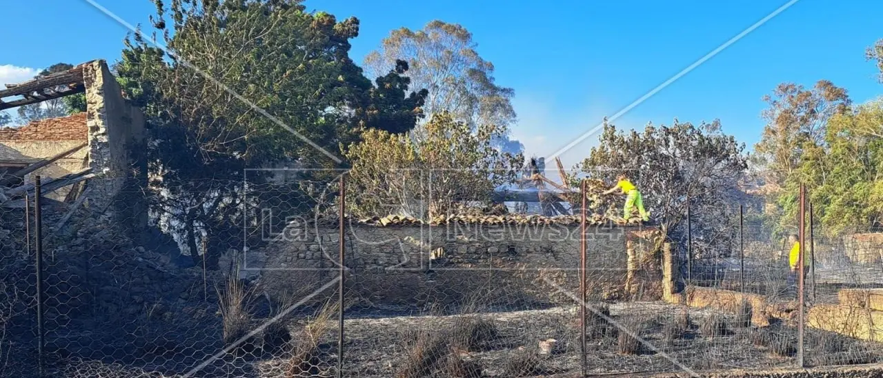 Incendio a Villapiana, il forte vento ostacola i soccorsi aerei. Il sindaco Montalti: «Situazione allarmante»