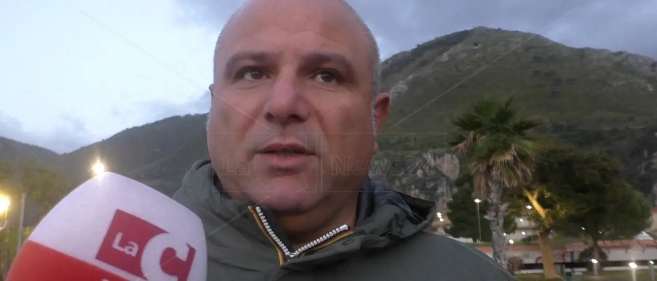 Praia, uomo bullizzato in casa da una baby gang che poi mette tutto su Tik Tok: la denuncia del sindaco