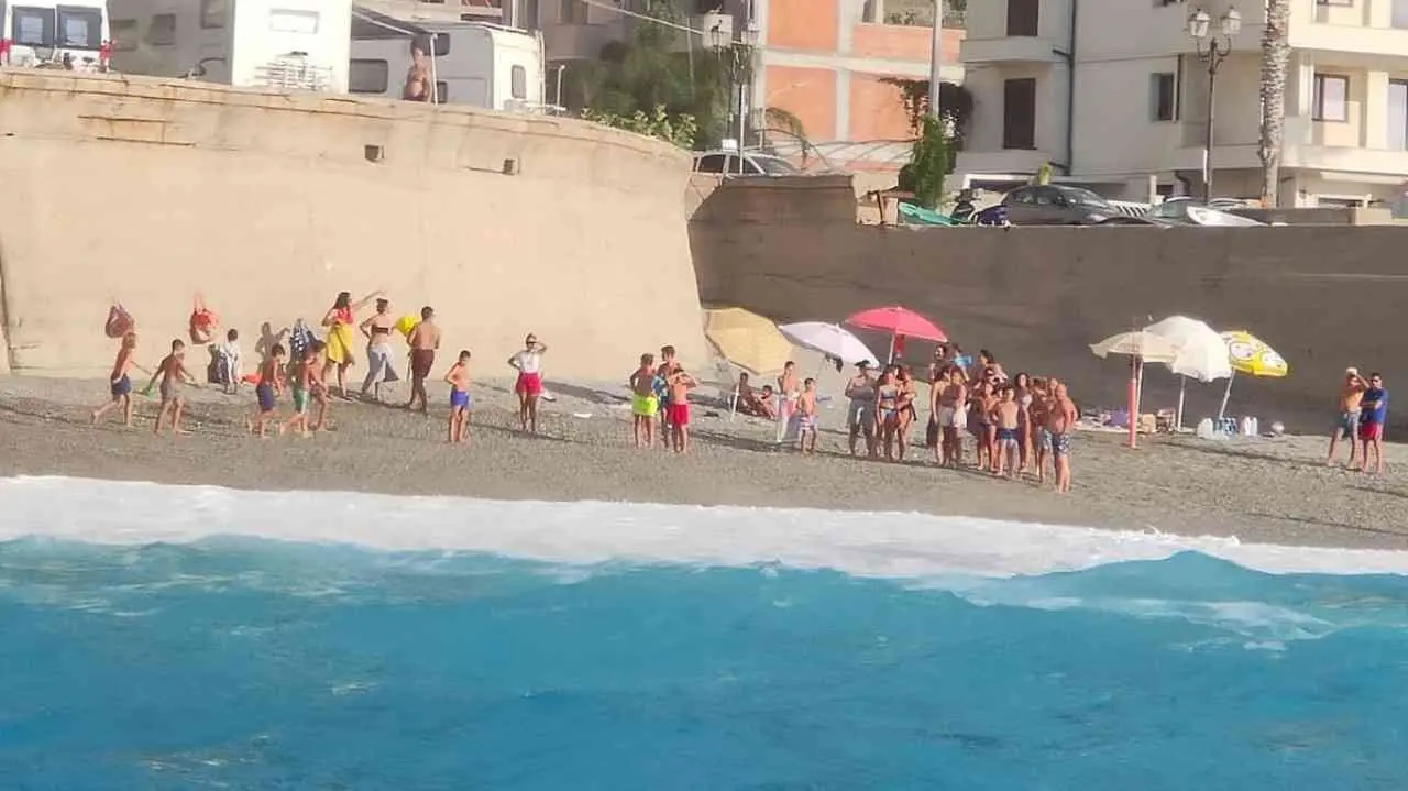 Bagnara Calabra, rischiavano di affogare tra le onde: 4 ragazzi salvi grazie all’aiuto di un poliziotto