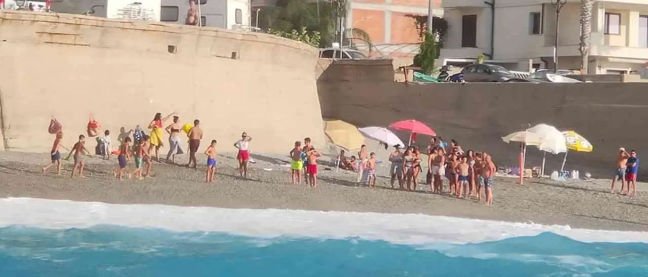 Bagnara Calabra, rischiavano di affogare tra le onde: 4 ragazzi salvi grazie all’aiuto di un poliziotto