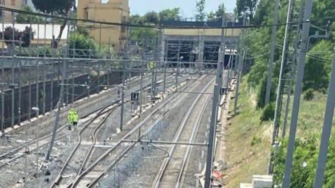 Estranei in galleria, alta velocità interrotta tra Bologna e Firenze