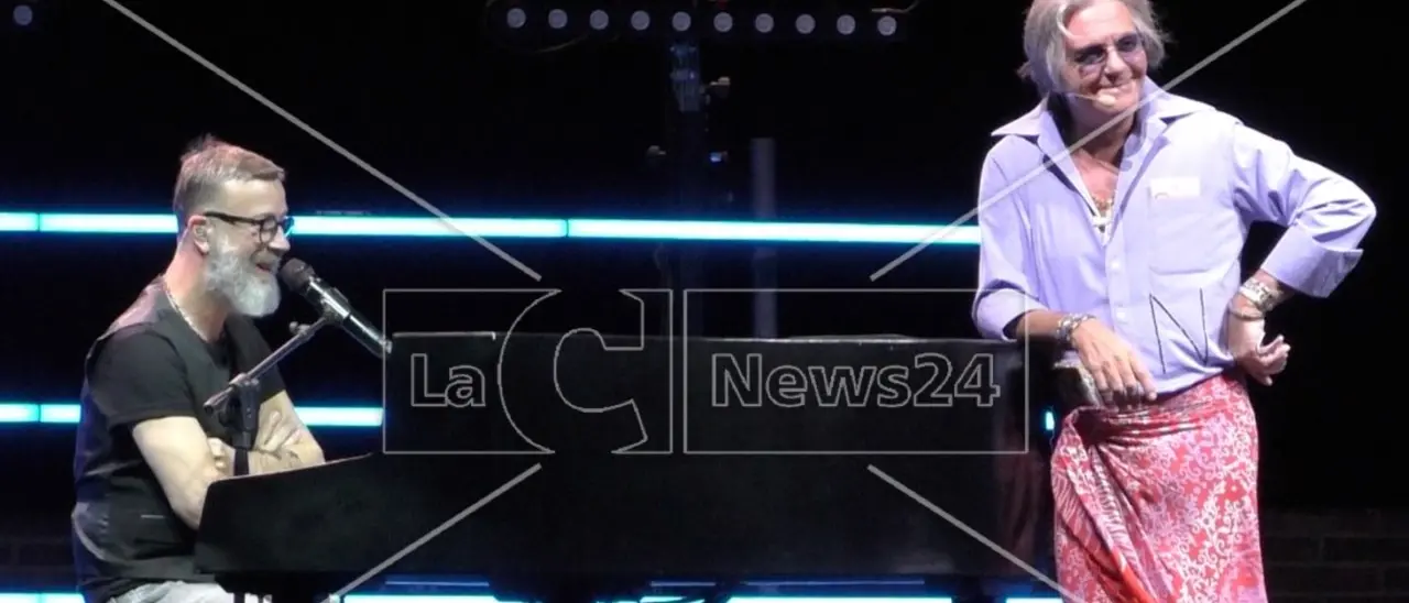 Musica e risate con Panariello e Masini: il comico e il cantautore raccolgono applausi a Roccella e Diamante
