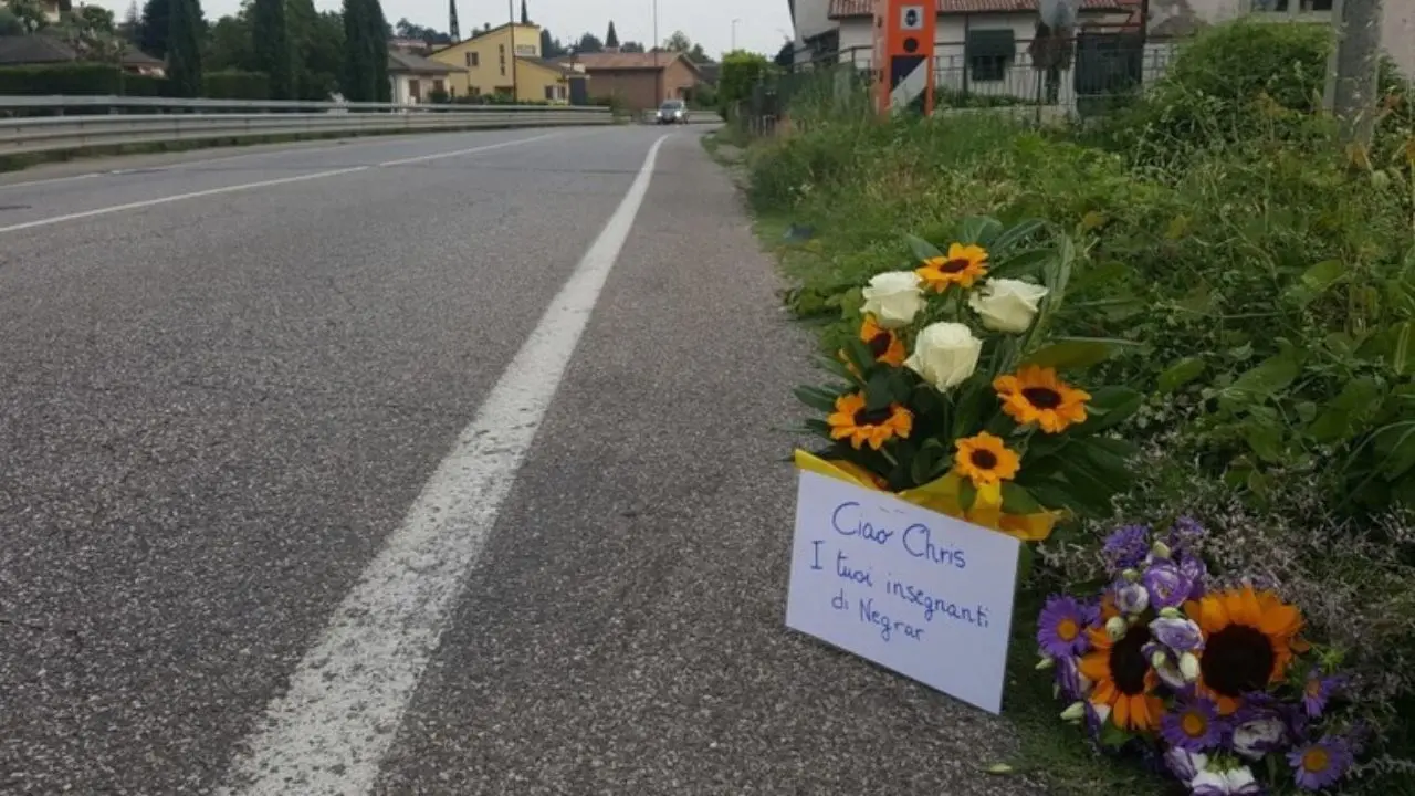 «Vieni fuori che ti ammazziamo»: spedizione punitiva davanti casa del pirata della strada che ha travolto e ucciso 14enne