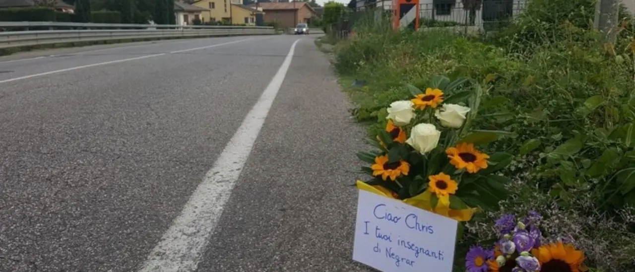 «Vieni fuori che ti ammazziamo»: spedizione punitiva davanti casa del pirata della strada che ha travolto e ucciso 14enne