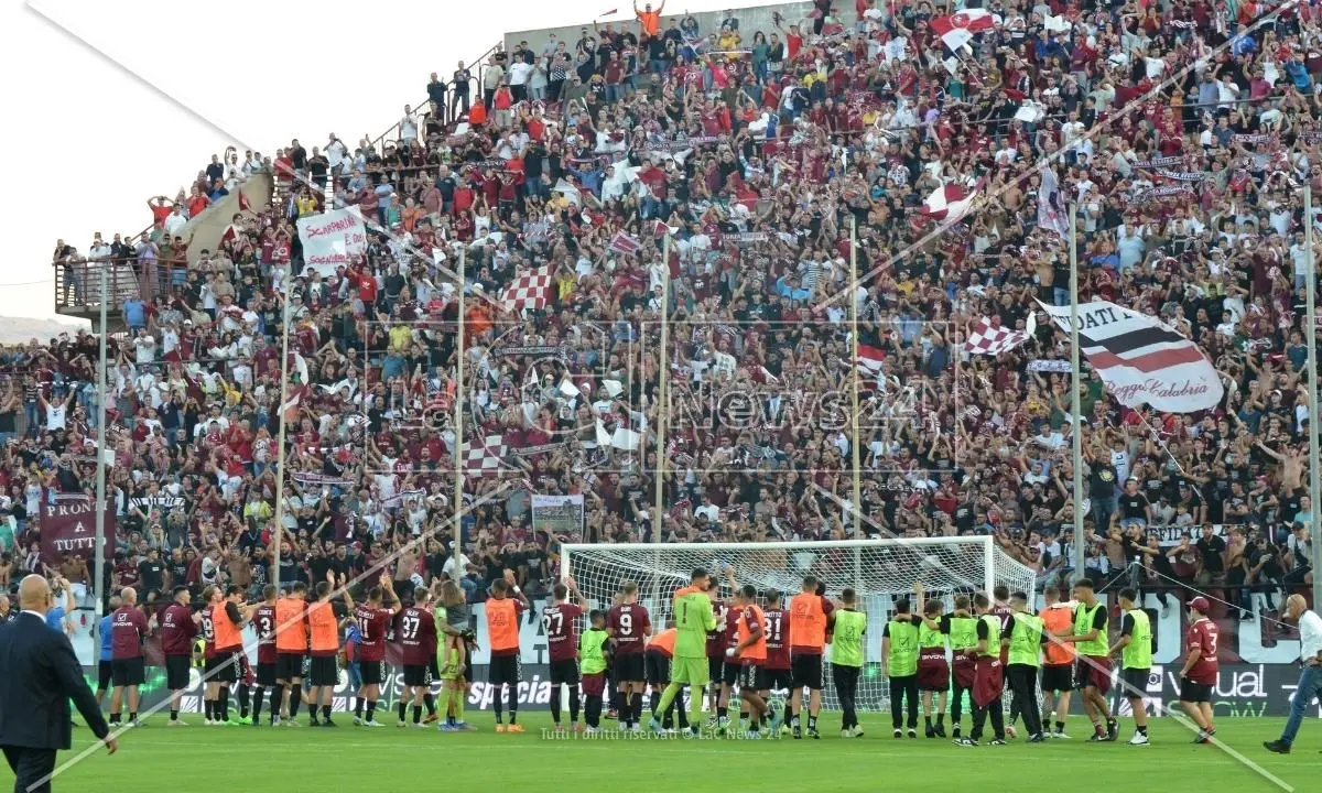 Reggina, lettera dei calciatori ai tifosi: «Abbandonati dalla proprietà e dalla presidenza da mesi»