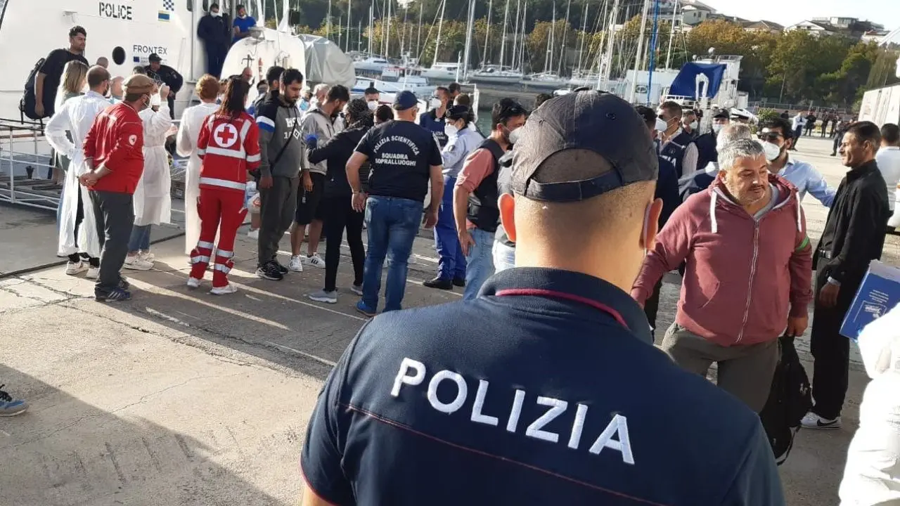 Crotone, fermati due presunti scafisti dello sbarco di migranti del 5 agosto