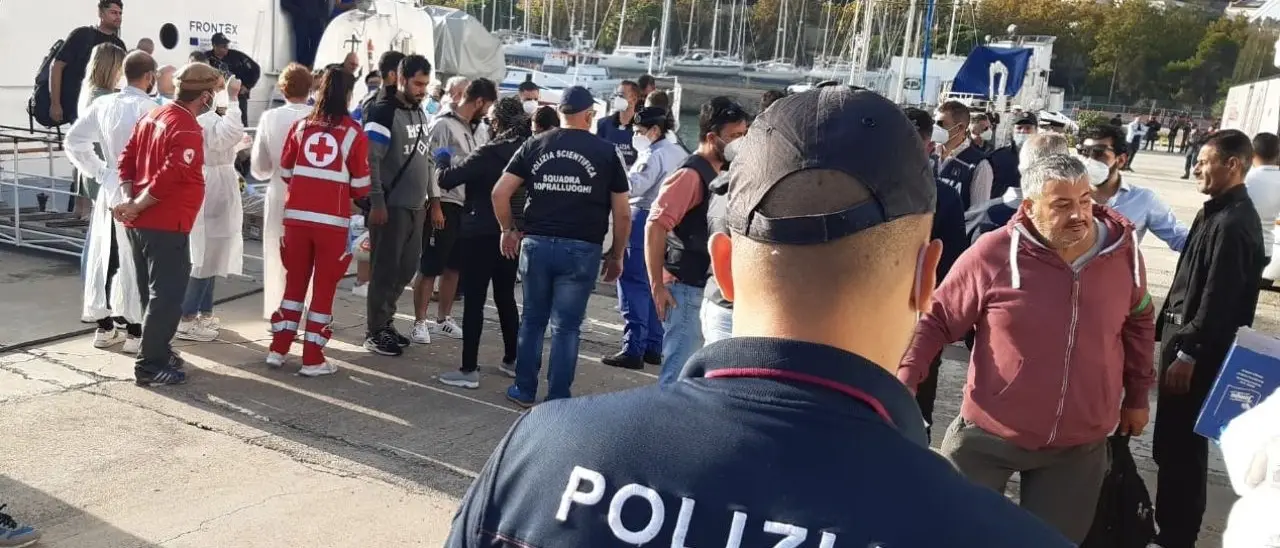 Crotone, fermati due presunti scafisti dello sbarco di migranti del 5 agosto