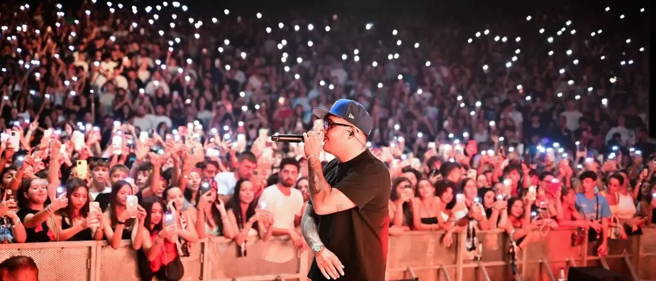 Diamante, record di pubblico per il concerto di Geolier: in 5mila al Teatro dei Ruderi