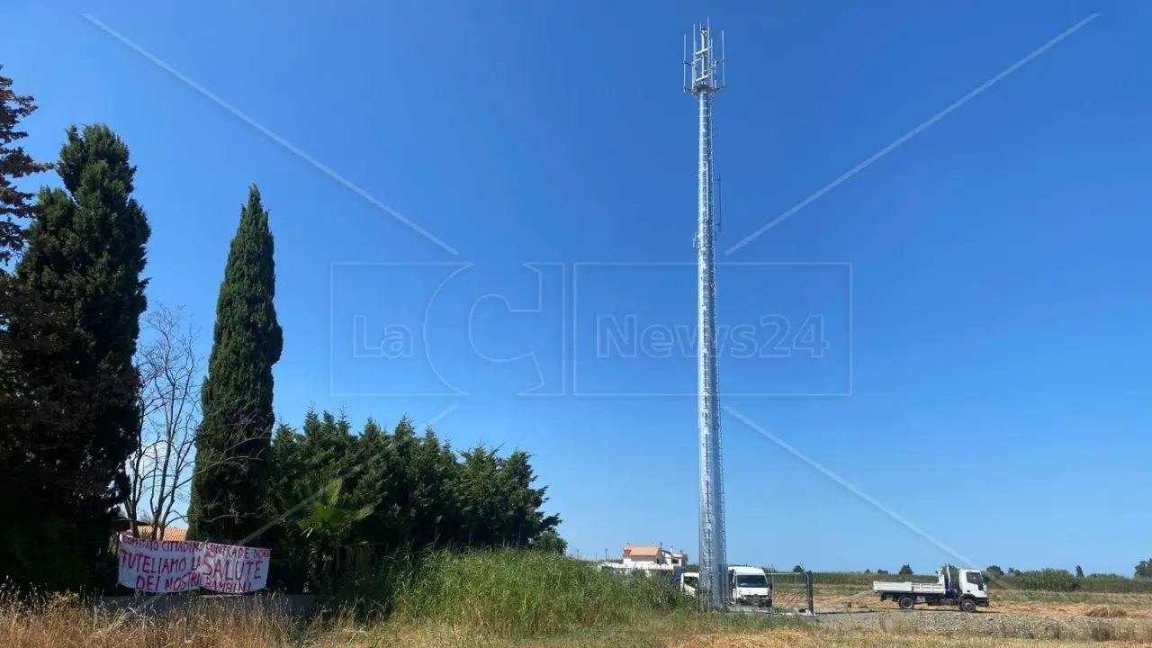 Crotone, cittadini esasperati dall’antenna della discordia. Il sindaco Voce: «Chiederò di rivedere la pratica»