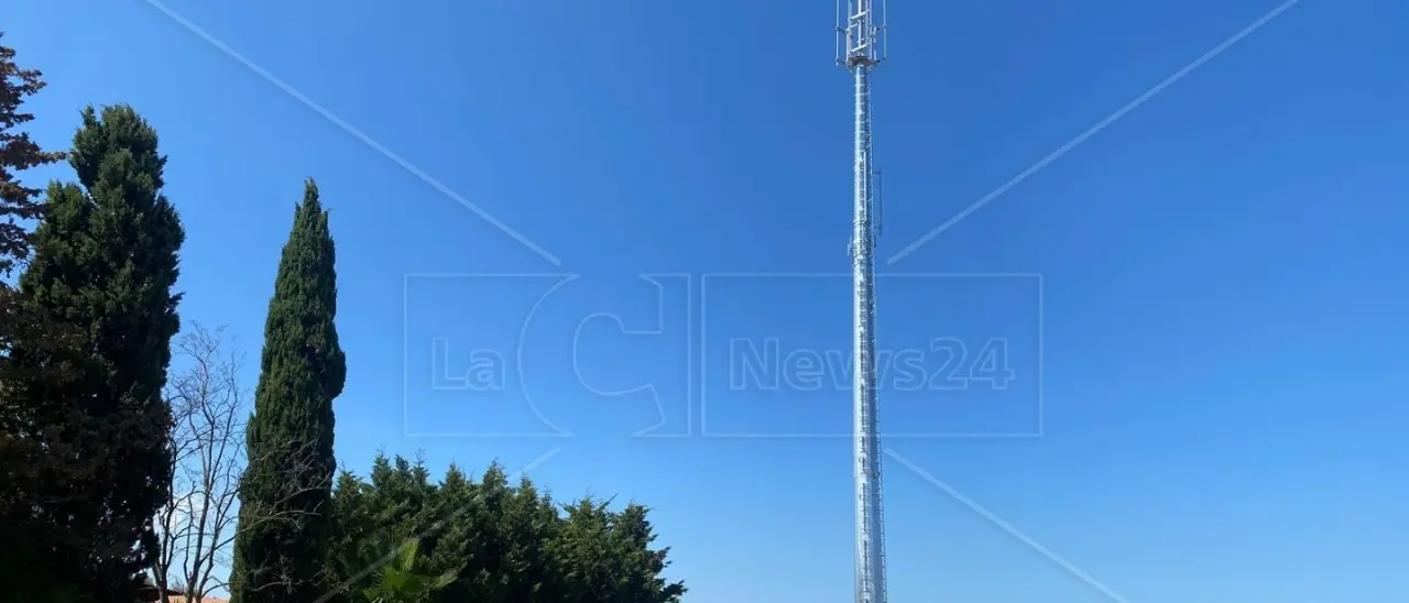 Crotone, cittadini esasperati dall’antenna della discordia. Il sindaco Voce: «Chiederò di rivedere la pratica»