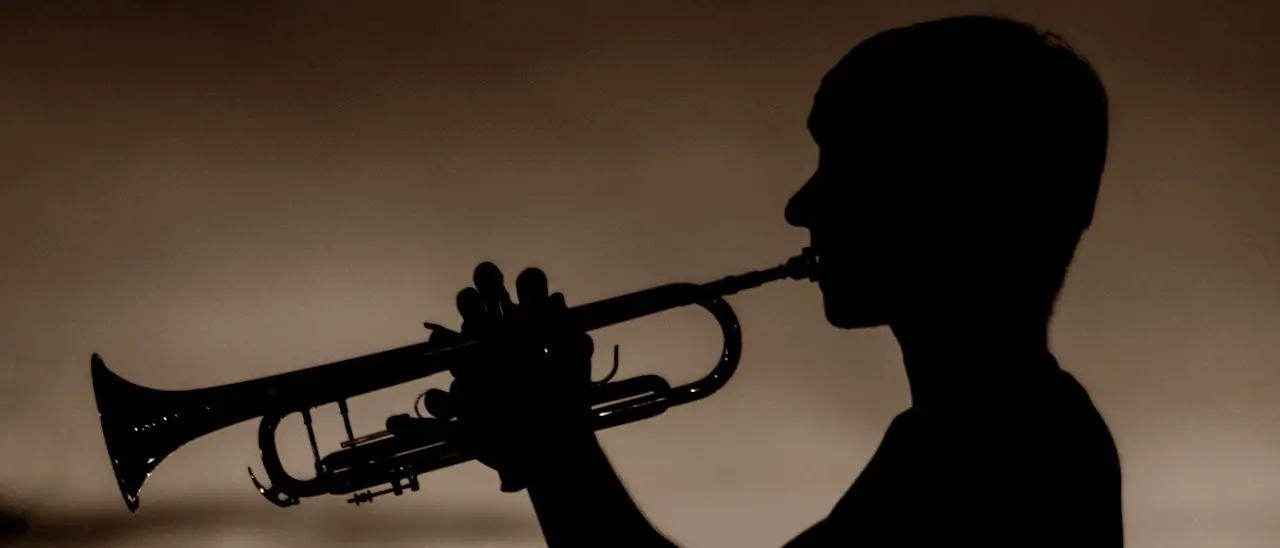 A mezzanotte esatta risuonano le note del “Silenzio”, nel Trevigiano è caccia al trombettista misterioso