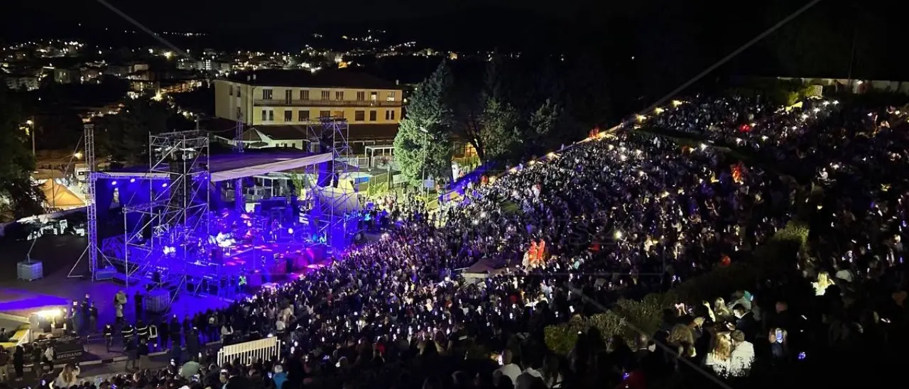 Gigi D’Alessio infiamma Acri: in 4mila per il concerto del cantante partenopeo