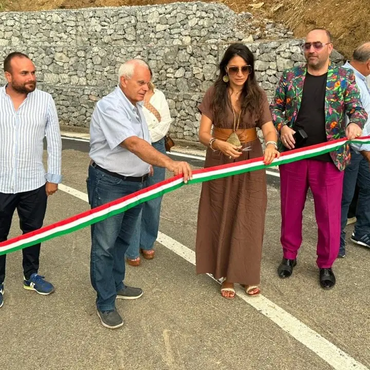 San Nicola Arcella, la Sp1 riaperta al traffico dopo tre anni: era stata chiusa nel 2020 a causa di una frana