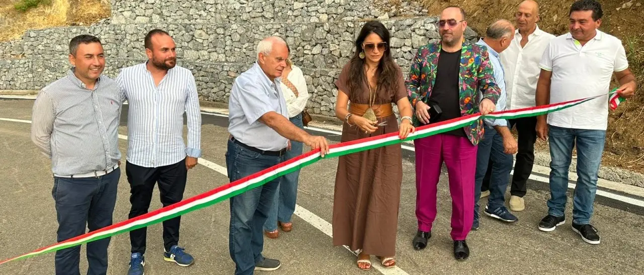 San Nicola Arcella, la Sp1 riaperta al traffico dopo tre anni: era stata chiusa nel 2020 a causa di una frana