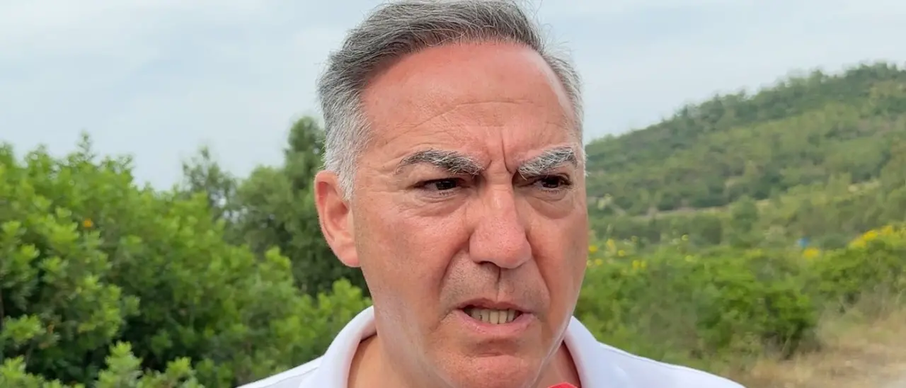 Abusivismo e Comuni commissariati, Siviglia risponde ai sindaci: «La Regione ha inviato 3 diffide, non avete mai dato riscontro»