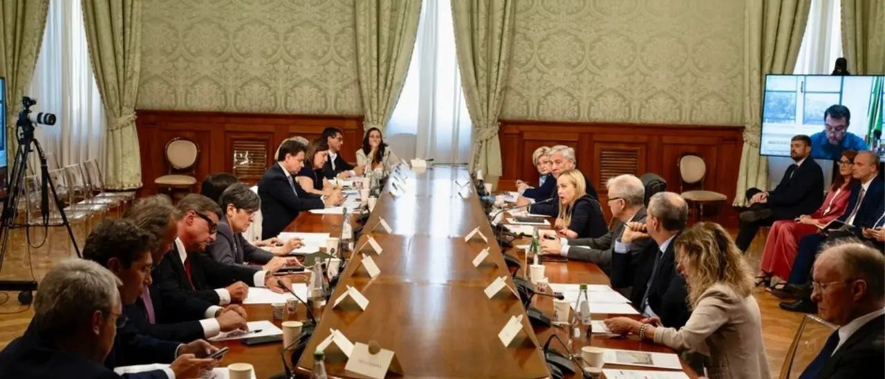 Salario minimo, la proposta di Meloni tra 60 giorni. Le opposizioni: «Hanno avuto quattro mesi»