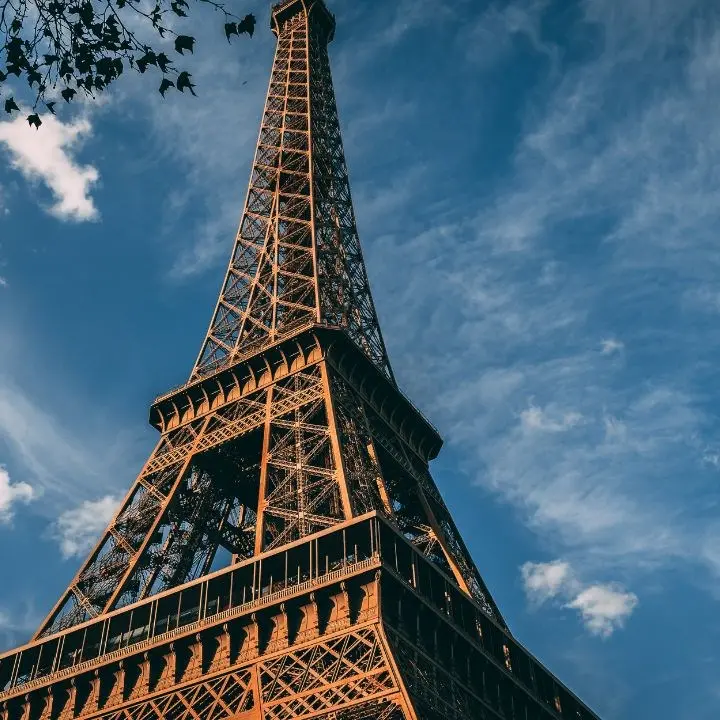 Allarme bomba a Parigi, evacuata la Tour Eiffel. Polizia e artificieri al lavoro in tutta la zona