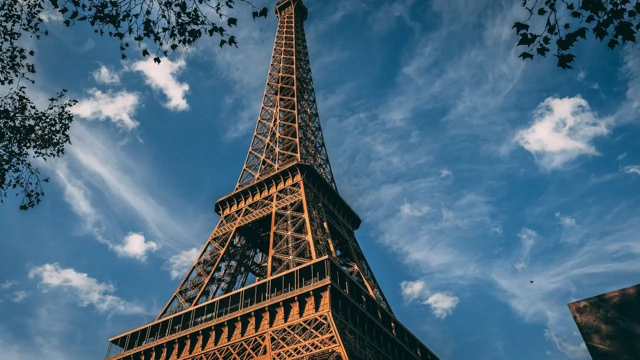 Allarme bomba a Parigi, evacuata la Tour Eiffel. Polizia e artificieri al lavoro in tutta la zona