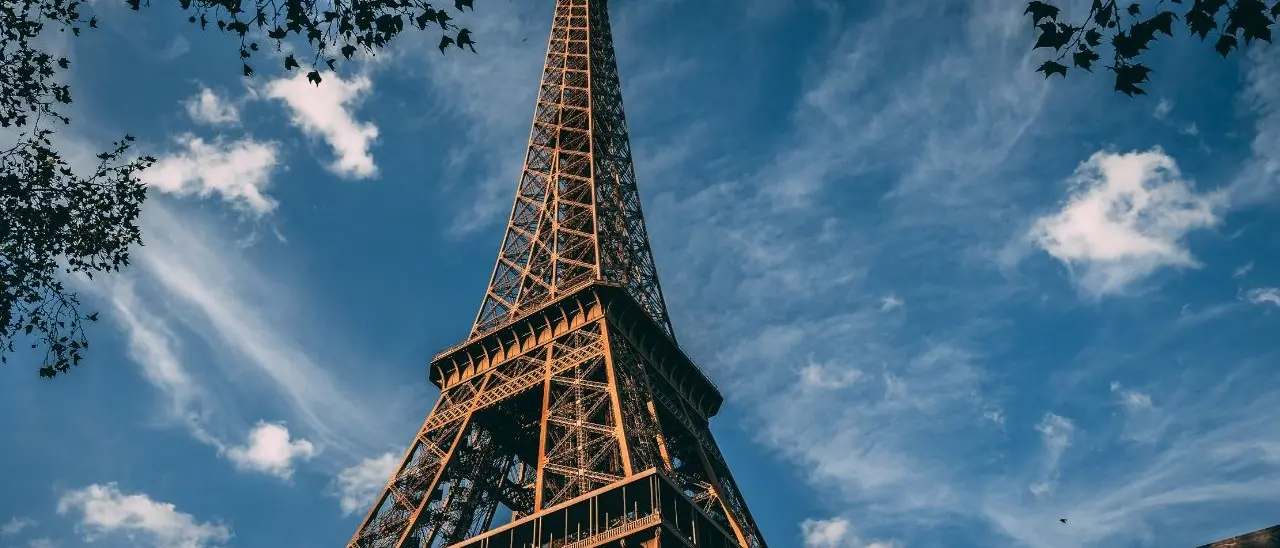 Allarme bomba a Parigi, evacuata la Tour Eiffel. Polizia e artificieri al lavoro in tutta la zona