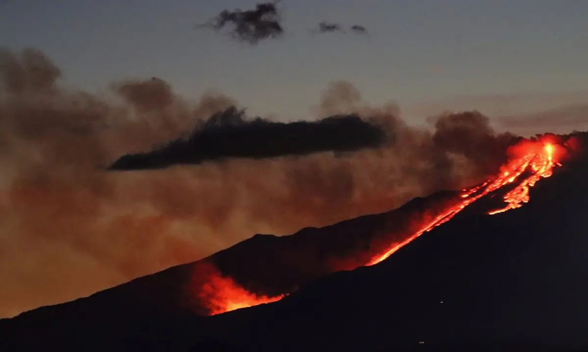 Etna in eruzione, chiude l’aeroporto di Catania: arrivi e partenze cancellate