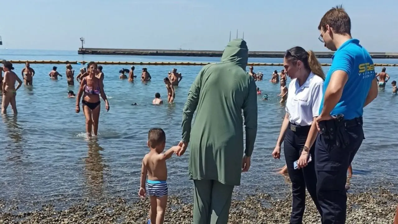 «Qui il bagno vestite non lo fate»: donne musulmane vittime di razzismo in una spiaggia di Trieste